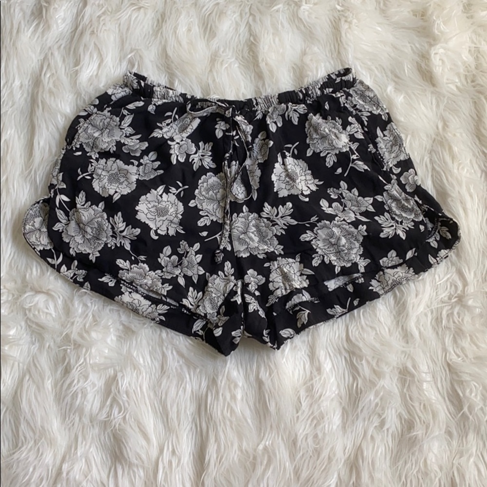 Brandy Melville | Remi Floral Shorts - Picture 2 of 5